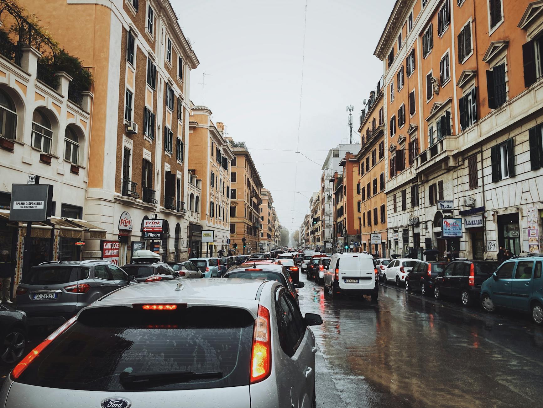 Korki na deszczowej ulicy w zabytkowej części miasta