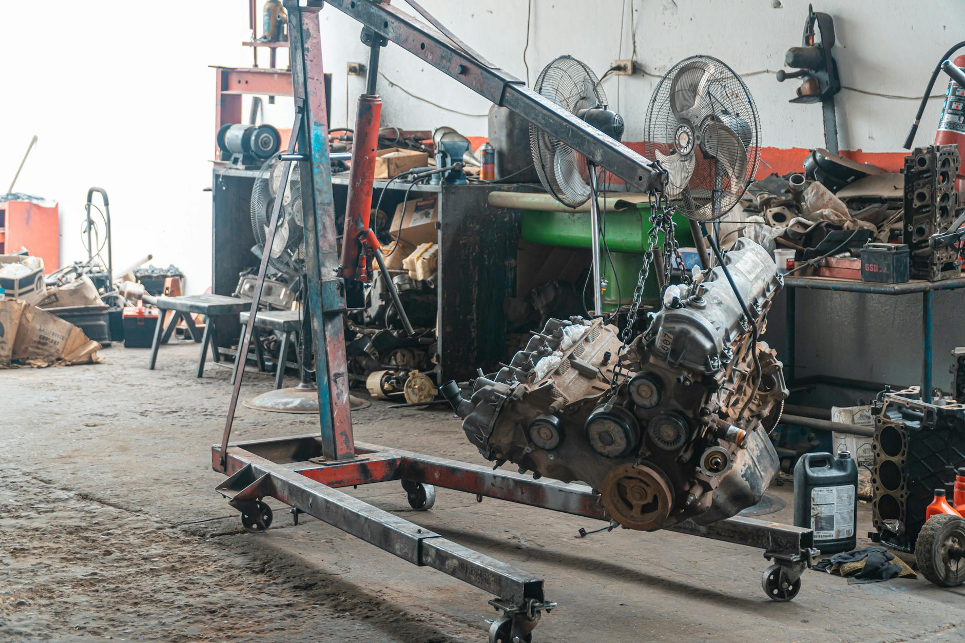 Podnośnik do silnika w warsztacie samochodowym na Ursynowie