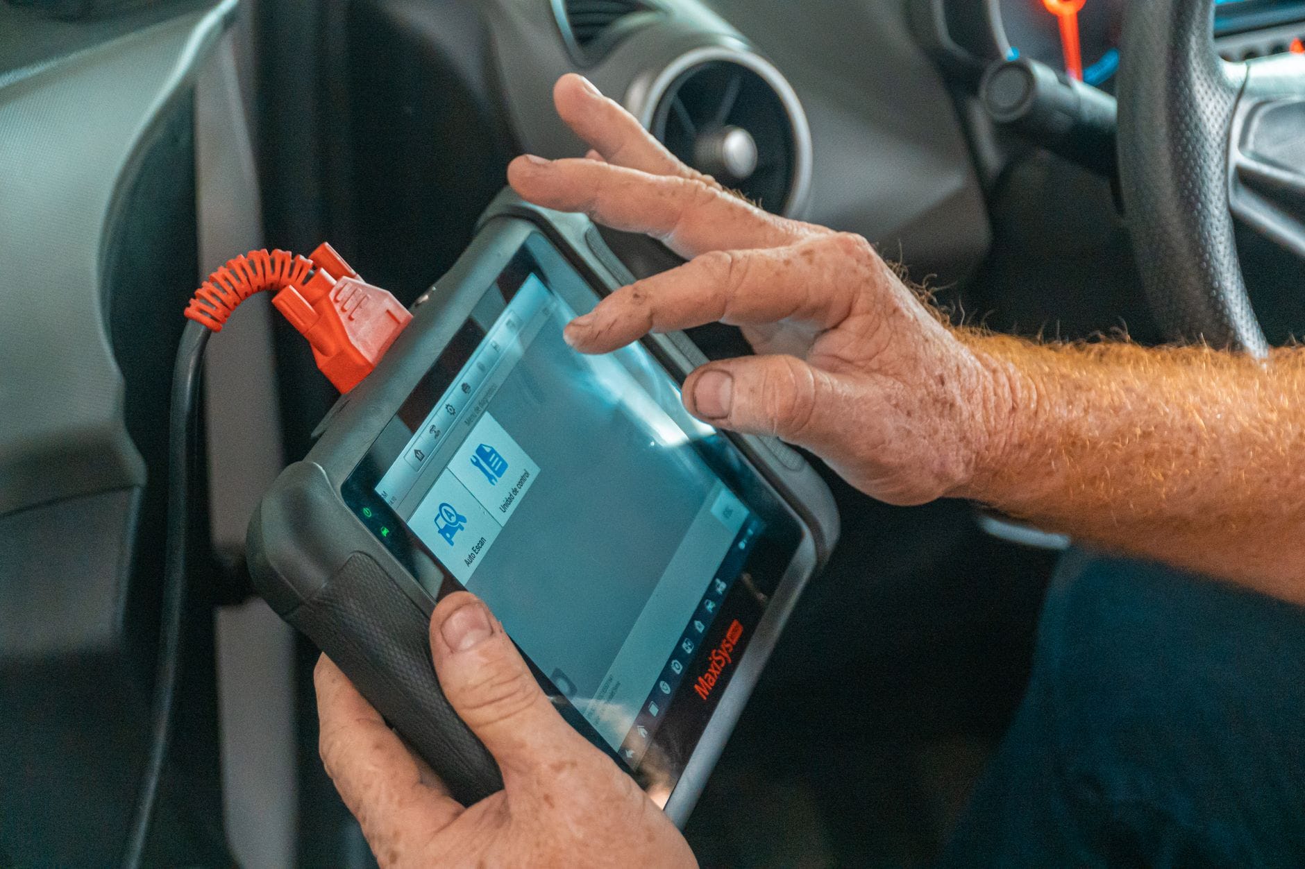 Mechanik diagnozuje elektronikę silnika w nowoczesnym samochodzie